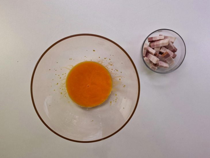 Bacon e gemas em recipientes diferentes.