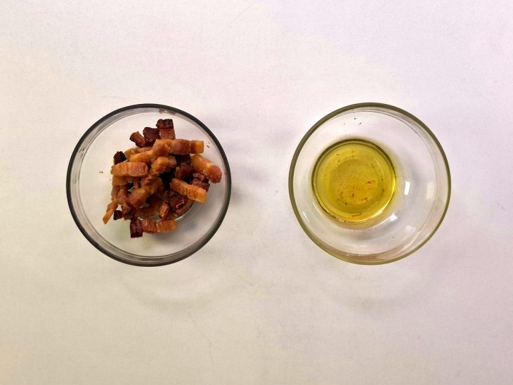 Bacon e óleo em recipientes diferentes.