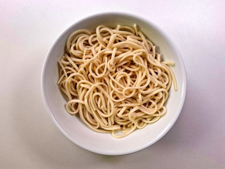 Udon numa tigela.