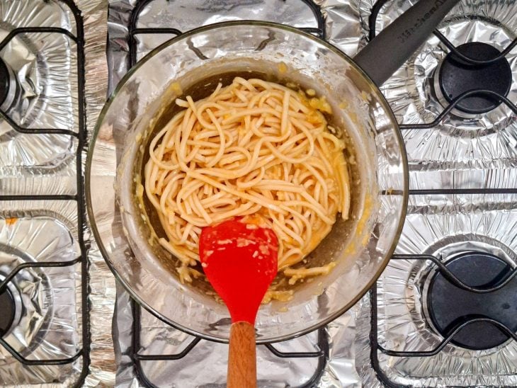 Macarrão colocado na tigela com gemas.