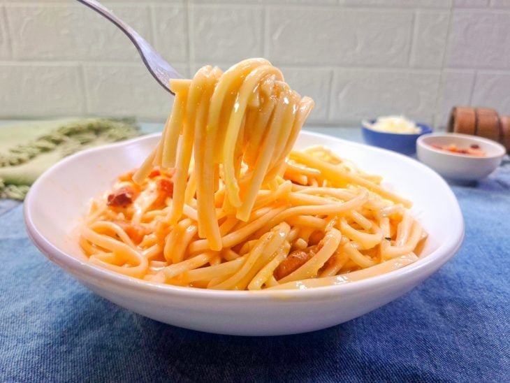 Udon carbonara pronto para consumo.