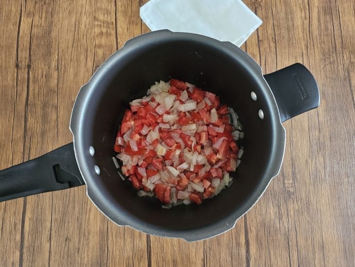 Panela de pressão com temperos refogados.