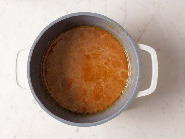 Panela com açúcar derretido.