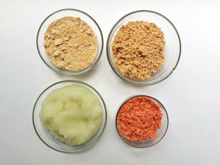 Camarão seco, castanhas, amendoim e cebola processados em potes individuais.