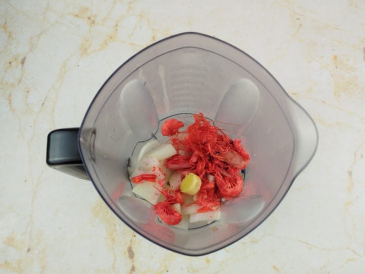 Ingredientes no copo do liquidificador.