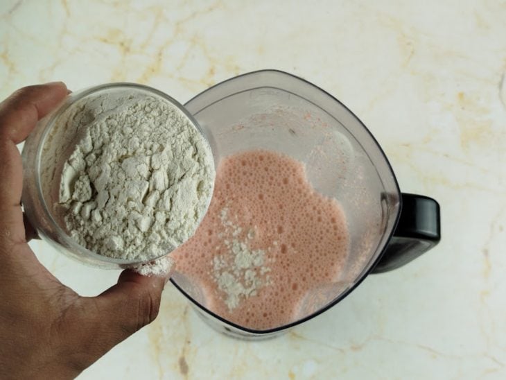 Farinha de trigo sendo adicionada ao liquidificador.