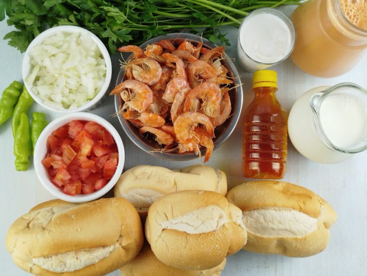 Ingredientes reunidos na bancada.