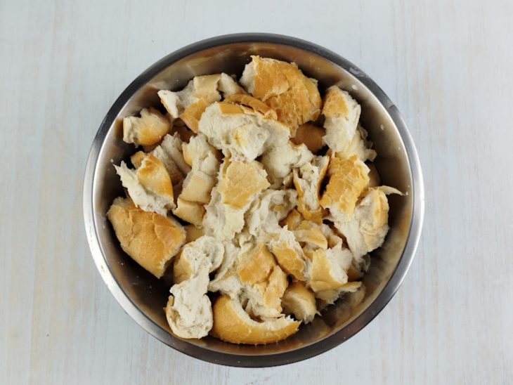 Pães despedaçados e regados no leite.