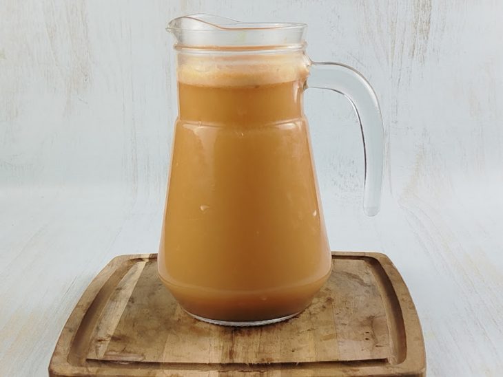 Jarra com o rendimento total do caldo da cabeça de camarão.