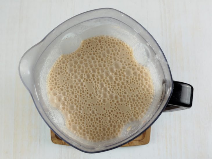 No liquidificador, o caldo e os pães batidos.
