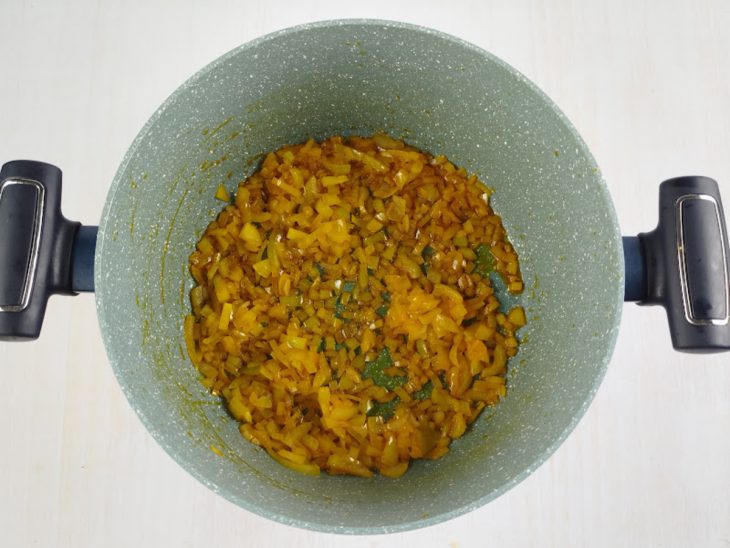Numa panela com óleo e azeite de dendê, a cebola refogada.