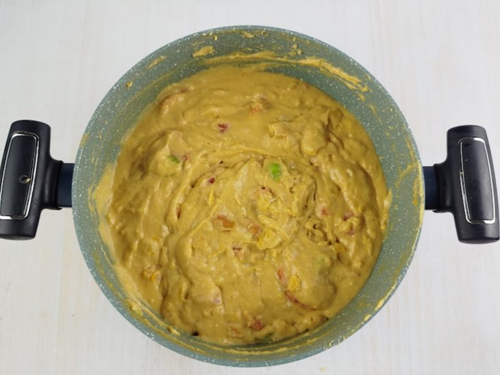 Mistura de pão com caldo de camarão adicionada na panela.