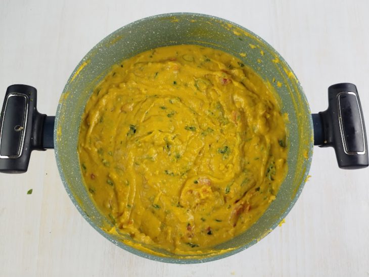 Na panela, sal, leite de coco e azeite de dendê adicionados, por último, o cheiro-verde.