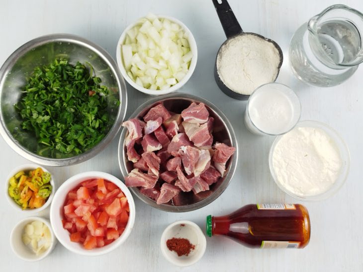 Ingredientes separados sobre a bancada.