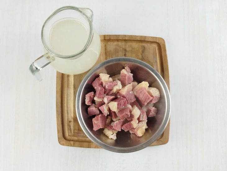 Charque escaldado na tigela.