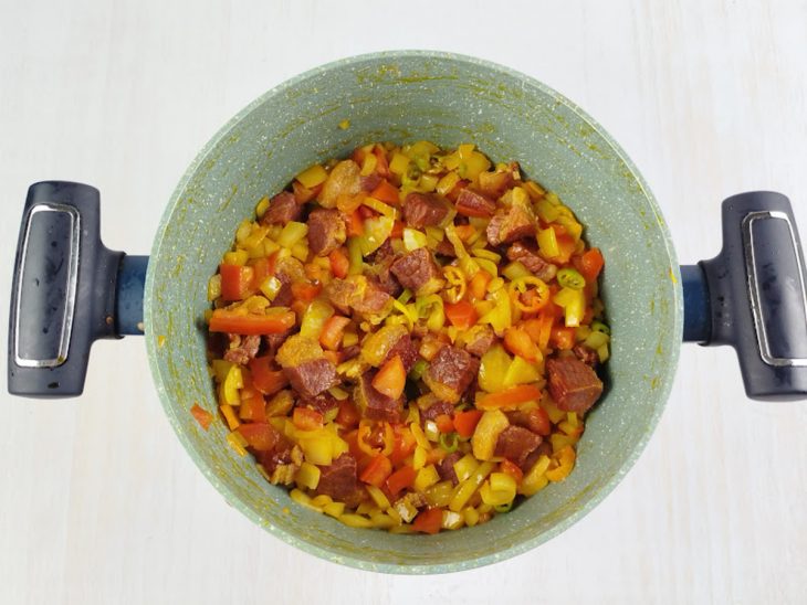 Ingredietes refogando na panela.