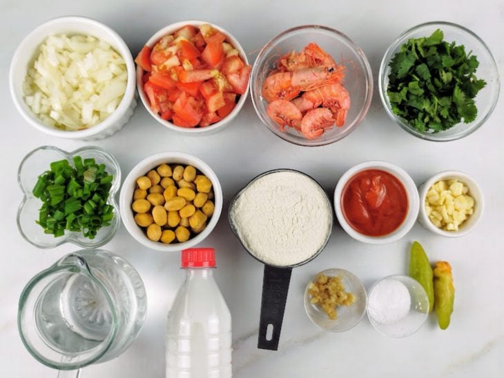 Uma bancada com os ingredientes do vatapá.
