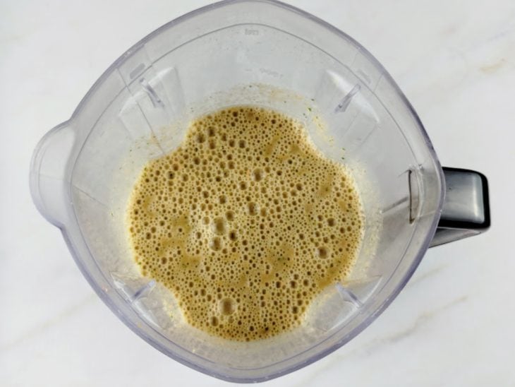 Um liquidificador com os ingredientes batidos.