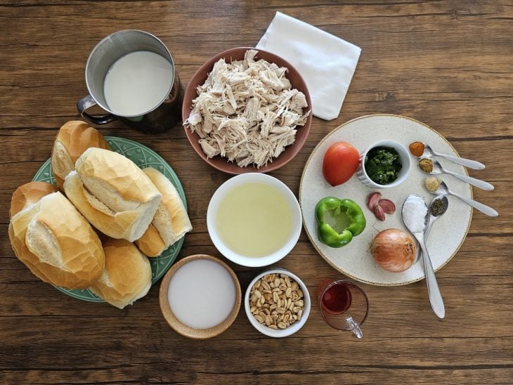 Ingredientes do vatapá de frango reunidos na bancada.