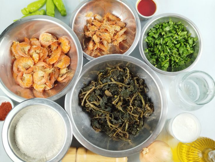 Ingredientes separados sobre a bancada.