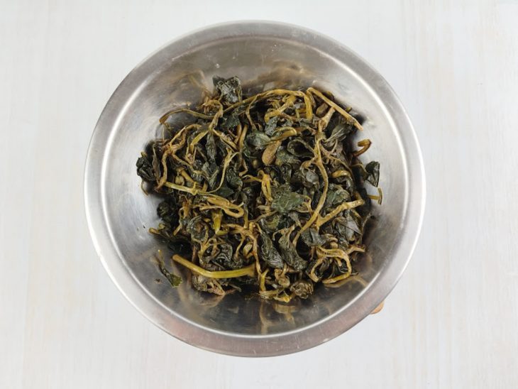 Folhas de jambu higienizadas e fervidas.