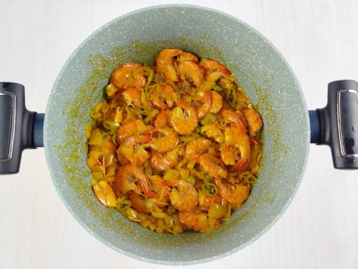 Cebola refogada com o camarão e temperos.