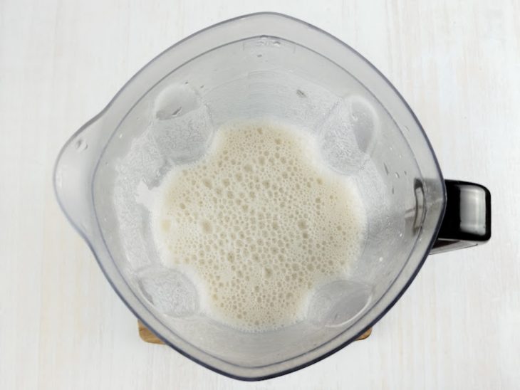 Farinha de trigo e água no liquidificador.