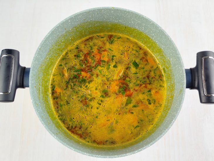 Caldo de camarão adicionado à panela.