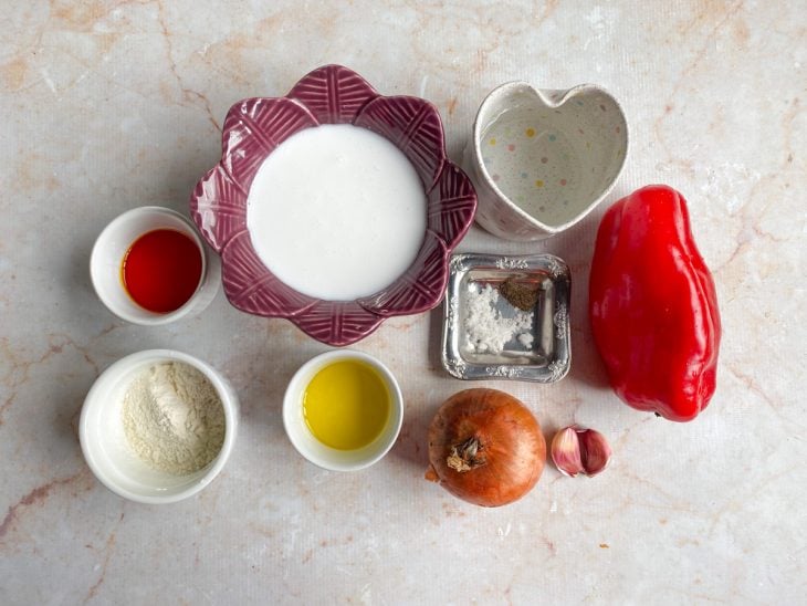 Ingredientes para a receita de vatapá simples e fácil reunidos em uma bancada.