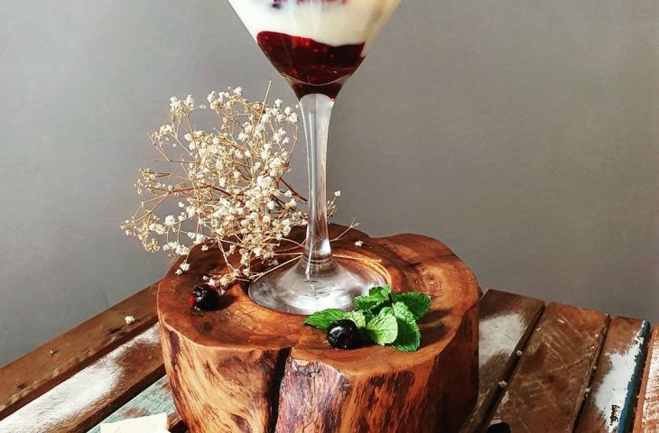 Verrine de chocolate branco com calda de frutas