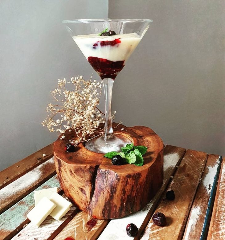 Verrine de chocolate branco com calda de frutas