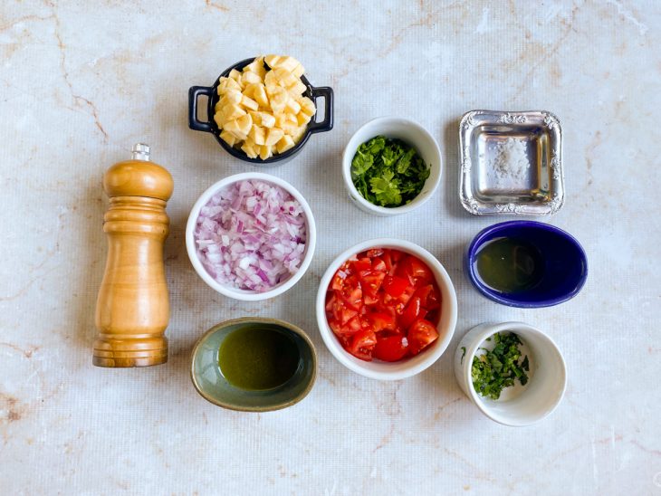 Ingredientes reunidos sobre a bancada.