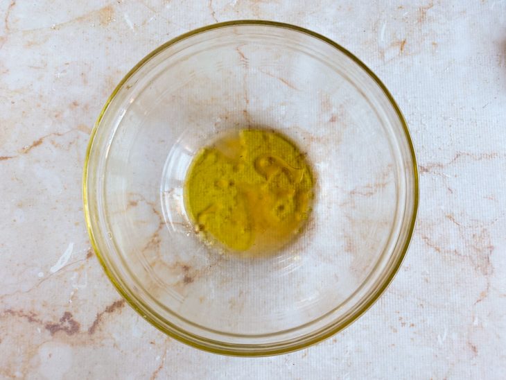 Azeite com o suco de limão.