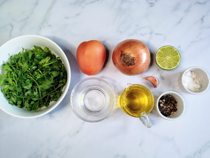 Uma bancada com os ingredientes separados.