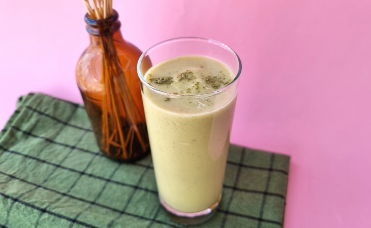 Vitamina de abacate com chá verde