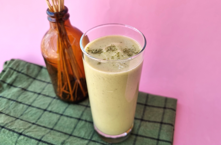 Vitamina de abacate com chá verde