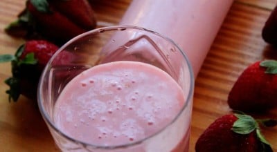 Vitamina de morango vegana com 3 ingredientes