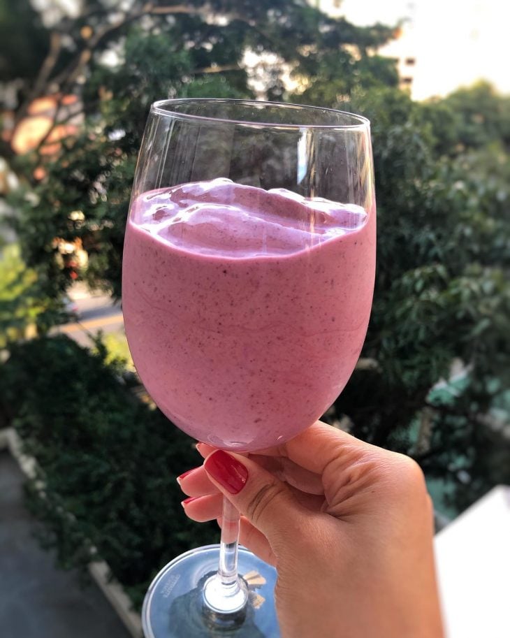 Vitamina proteica de frutas vermelhas