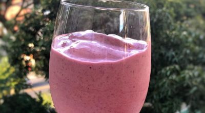 Vitamina proteica de frutas vermelhas