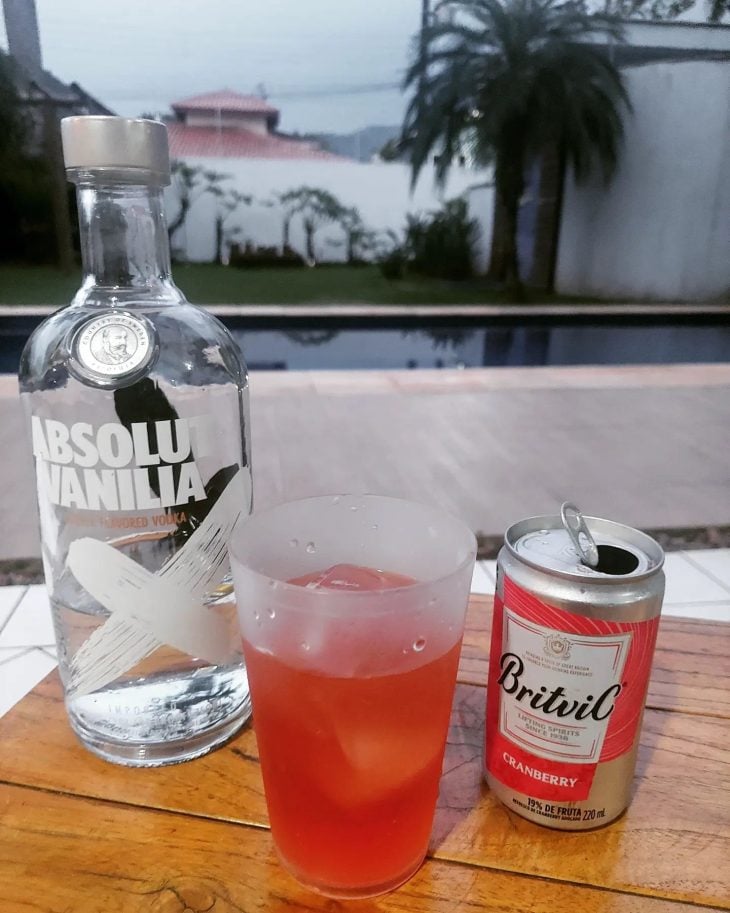 Vodka de baunilha com energético de cranberry