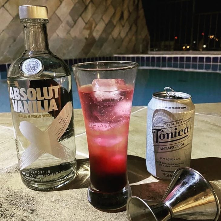 Vodka tônica com xarope de framboesa