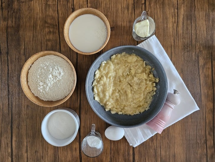 Todos os ingredientes do waffle de bananas reunidos.