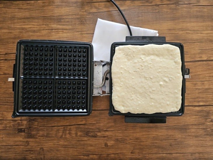 Massa colocada na máquina de waffles.
