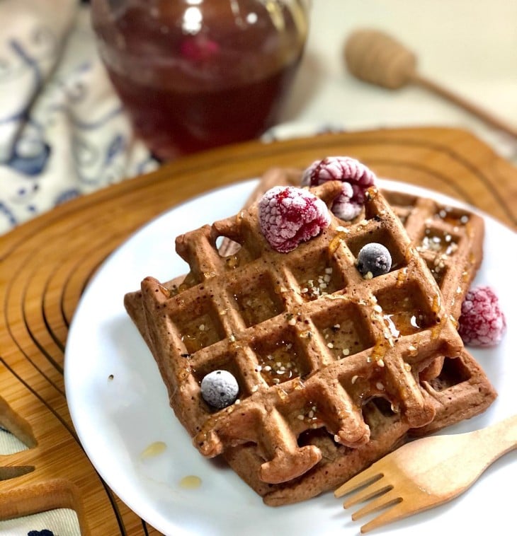 Waffle de framboesa e chocolate