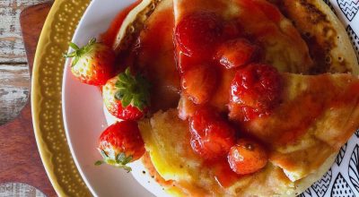 Waffle de frigideira com calda de morango