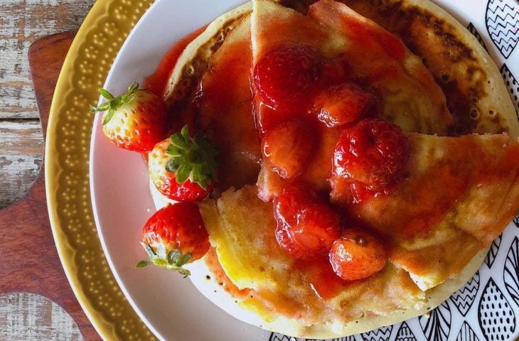 Waffle de frigideira com calda de morango