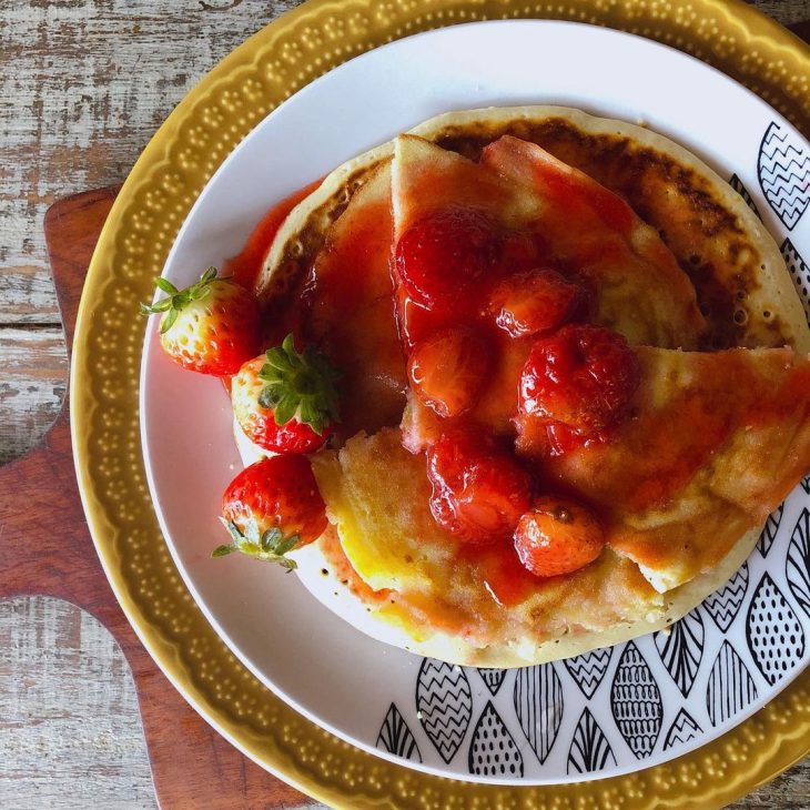 Waffle de frigideira com calda de morango