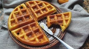 Waffle de fubá e erva-doce