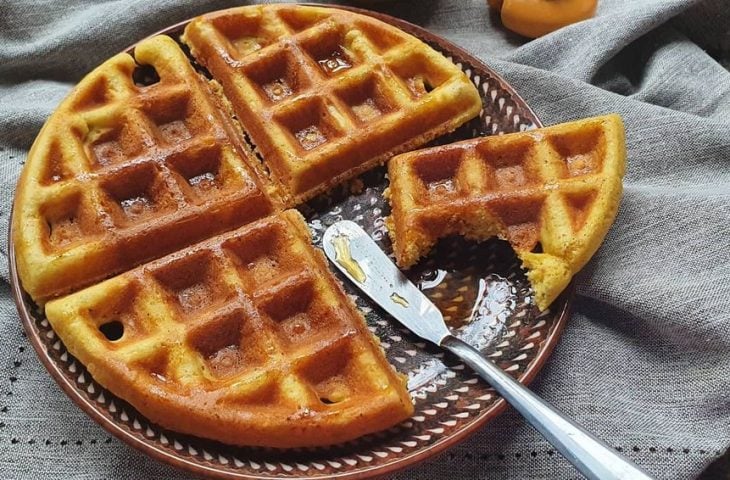 Waffle de fubá e erva-doce