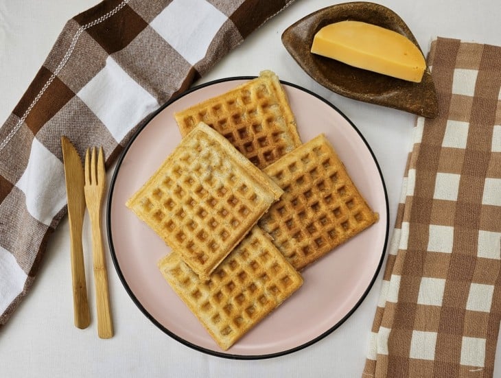 Um prato contendo waffles de pão de queijo.